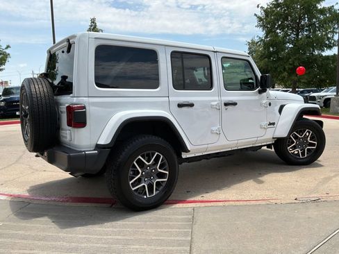 Used 2025 Jeep Wrangler Unlimited Sahara AWD/4WD image 6