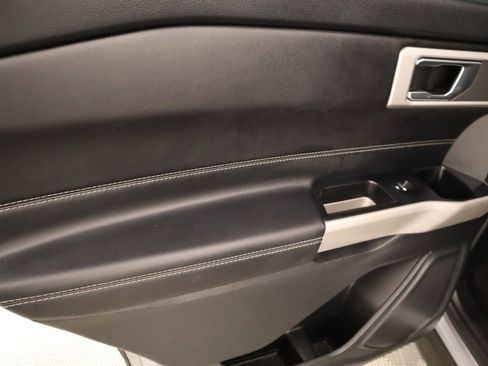 Used 2022 Ford Explorer XLT image 17