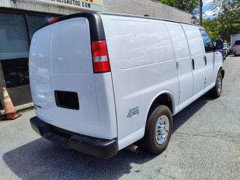 Used 2018 Chevrolet Express 2500 w/ Driver Convenience Package image 9