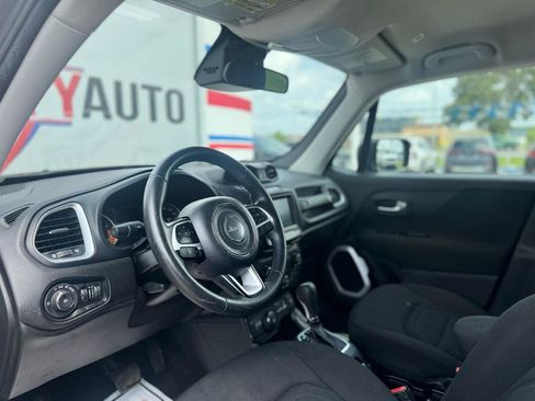Used 2018 Jeep Renegade Latitude AWD/4WD image 37