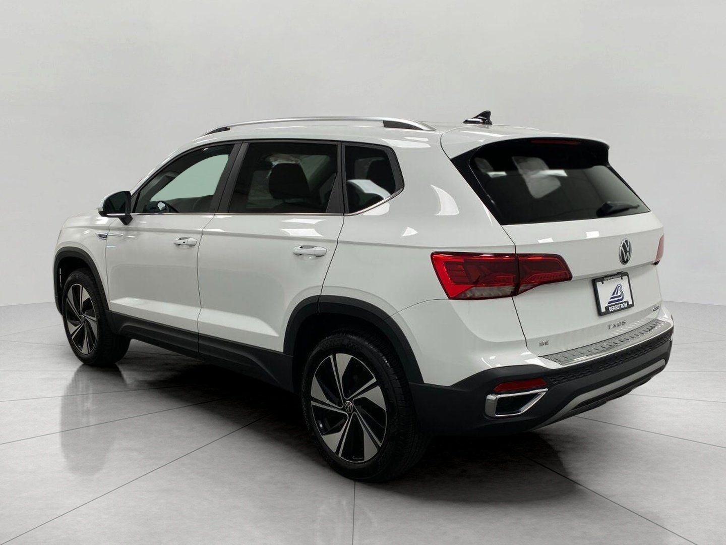 Used 2023 Volkswagen Taos SE w/ Panoramic Sunroof Package AWD/4WD image 7