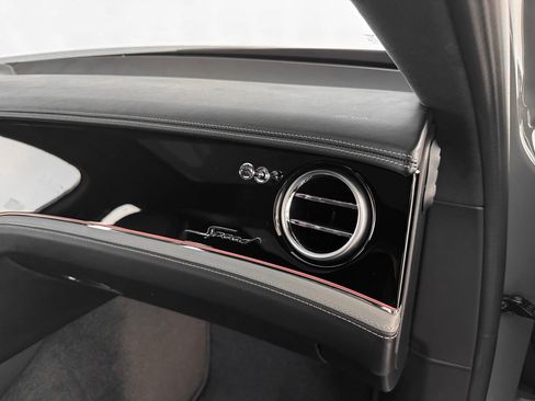 Used 2025 Bentley Flying Spur Plug-In Hybrid AWD/4WD image 30
