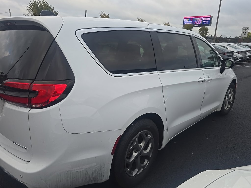 Used 2024 Chrysler Pacifica Limited FWD image 3