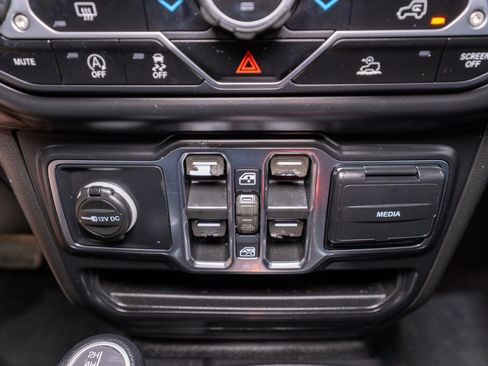 Used 2021 Jeep Wrangler Unlimited Sahara w/ LED Lighting Group AWD/4WD image 19
