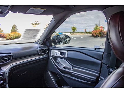 Used 2020 Ford Explorer Platinum w/ Premium Technology Package AWD/4WD image 23