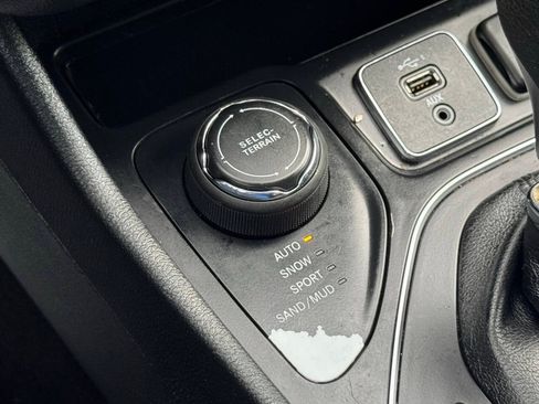 Used 2019 Jeep Cherokee Latitude w/ Popular Appearance Group AWD/4WD image 15
