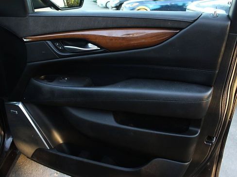 Used 2017 Cadillac Escalade ESV Premium Luxury RWD image 25