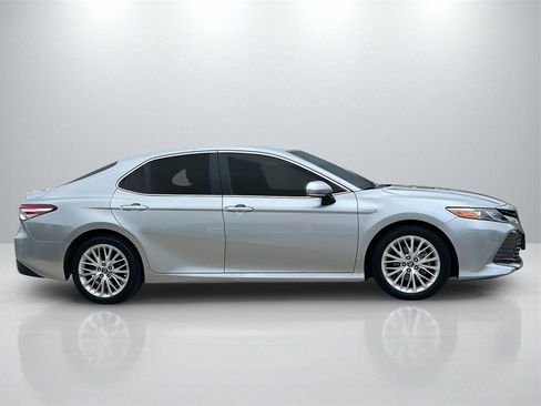 Used 2019 Toyota Camry LE image 4