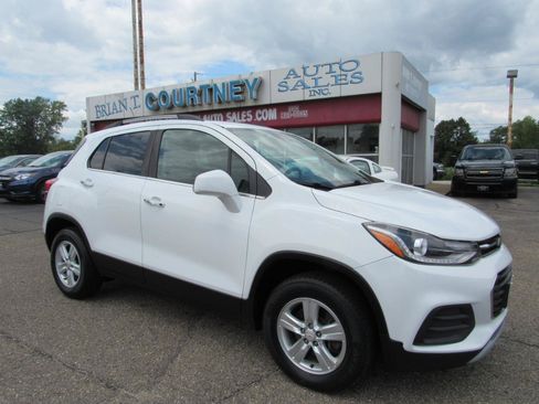 Used 2017 Chevrolet Trax LT w/ LT Convenience Package AWD/4WD image 2