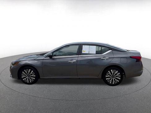 Used 2025 Nissan Altima 2.5 SV FWD image 9