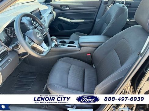 Used 2025 Nissan Altima 2.5 SV FWD image 9