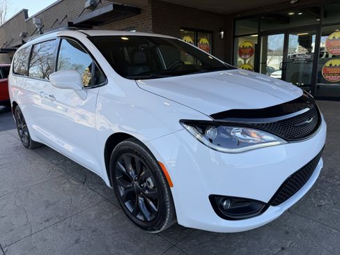 Used 2019 Chrysler Pacifica Touring-L w/ S Appearance Package image 4