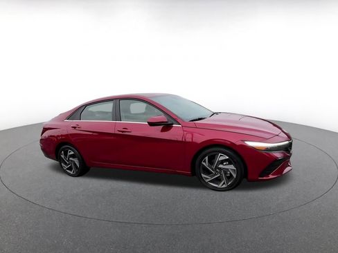 Used 2025 Hyundai Elantra SEL image 2