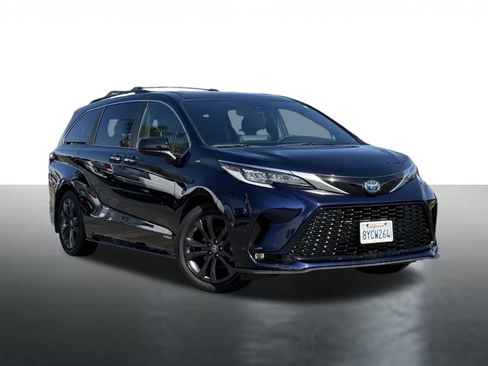 Used 2021 Toyota Sienna XSE w/ XSE Plus Package image 2