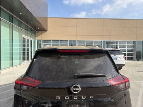 Used 2023 Nissan Rogue SL w/ SL Premium Package image 6