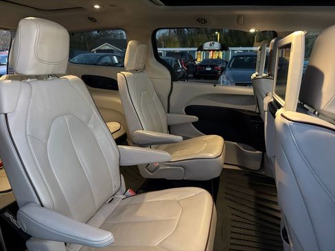 Used 2017 Chrysler Pacifica Limited w/ UConnect Theater Package image 19