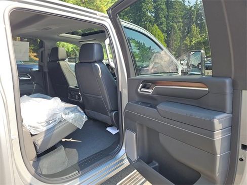 New 2025 GMC Sierra 3500 Denali w/ Denali Reserve Package image 13