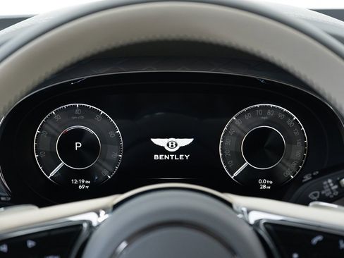 New 2025 Bentley Bentayga V8 image 32