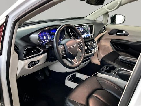 Used 2024 Chrysler Pacifica Touring-L FWD image 18
