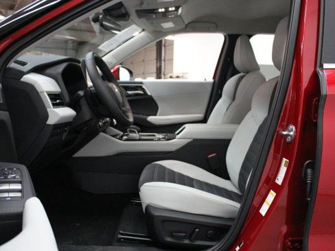 New 2026 Mitsubishi Outlander SE image 6