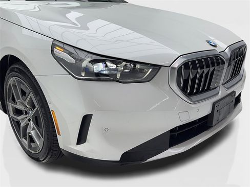 Used 2026 BMW 530i xDrive image 3