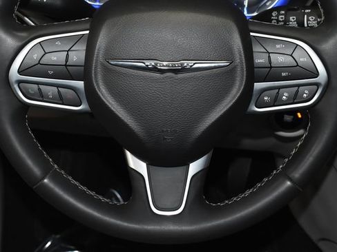 Used 2022 Chrysler Pacifica Touring-L image 25