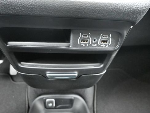 Used 2025 Chrysler Pacifica Select FWD image 26