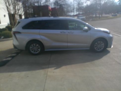 Used 2025 Toyota Sienna XLE image 14