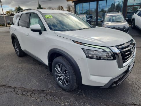 New 2025 Nissan Pathfinder SV image 2