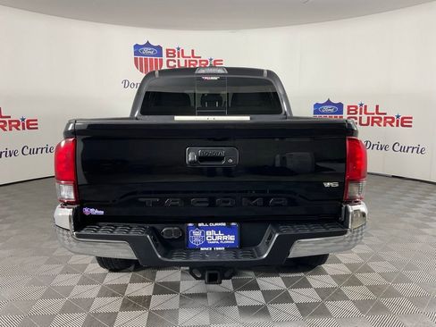 Used 2018 Toyota Tacoma TRD Off-Road RWD image 4