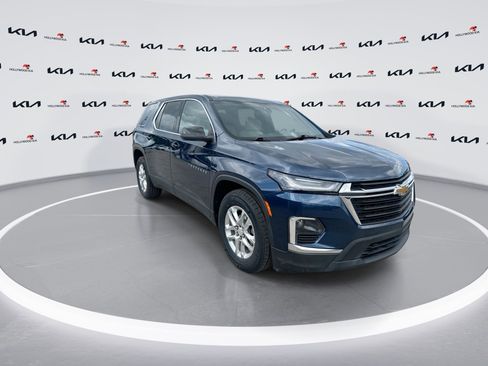 Used 2022 Chevrolet Traverse LS FWD image 2