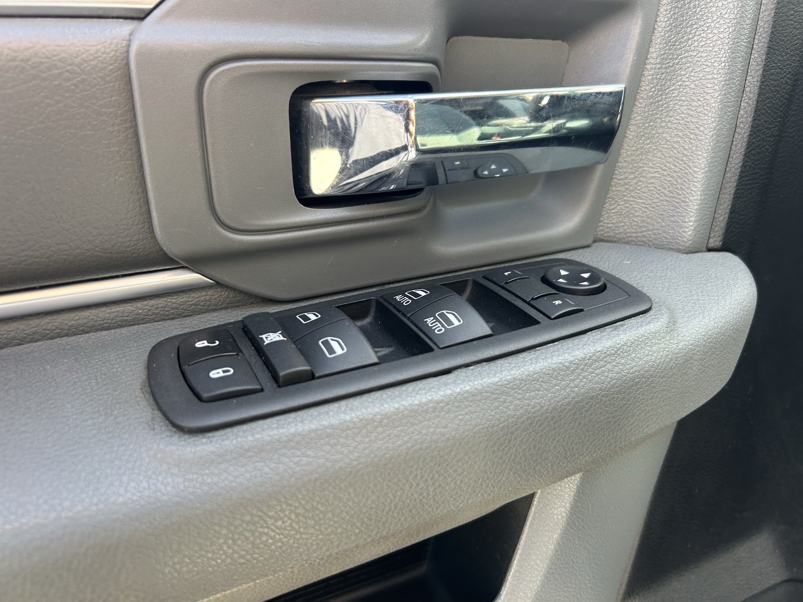 Used 2018 RAM 2500 SLT AWD/4WD image 17