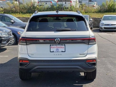 New 2025 Volkswagen Taos SE image 4
