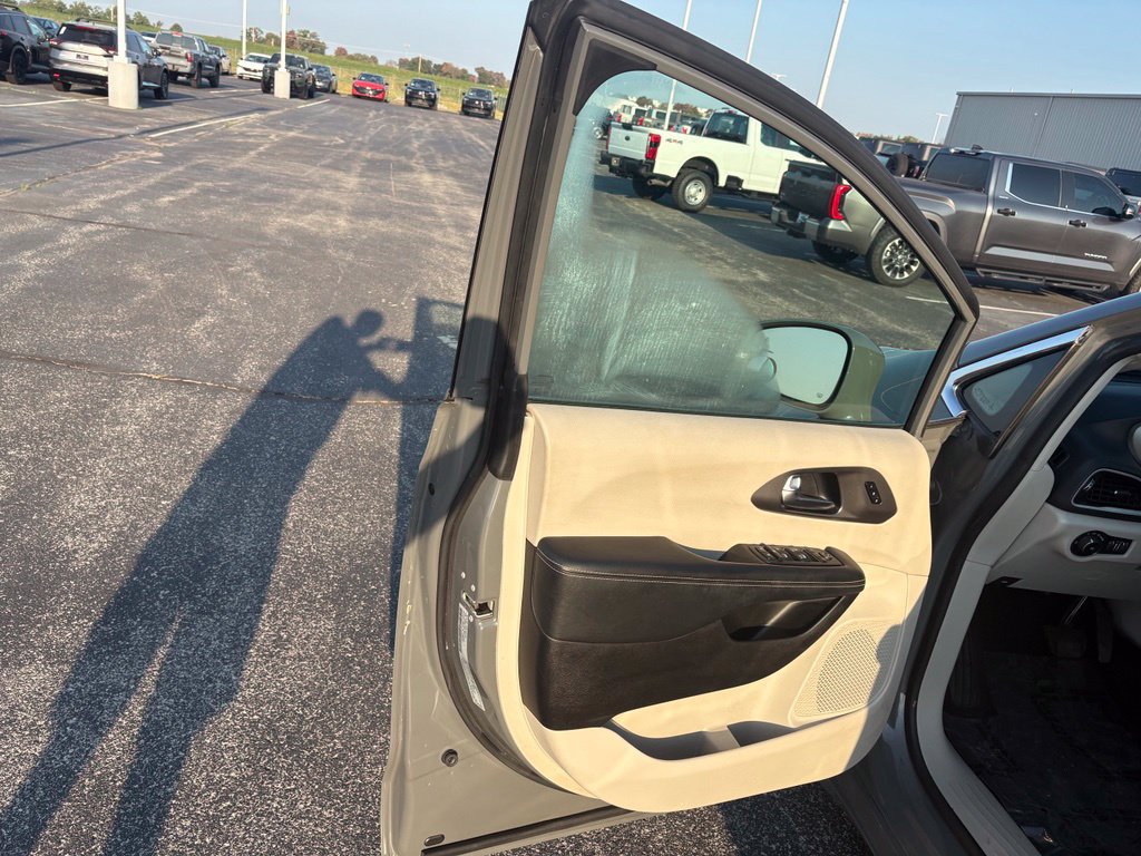 Used 2022 Chrysler Pacifica Touring-L FWD image 28
