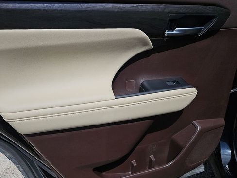 Used 2020 Toyota Highlander Limited FWD image 18