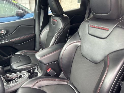 Used 2019 Jeep Cherokee Trailhawk w/ Cold Weather Group AWD/4WD image 13