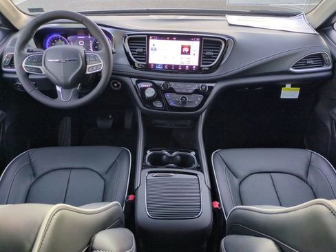New 2026 Chrysler Pacifica Limited w/ Uconnect Theater Family Group image 15