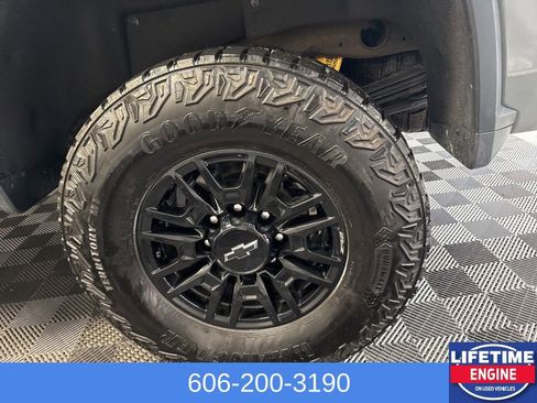 Used 2024 Chevrolet Silverado 2500 ZR2 w/ Technology Package image 17