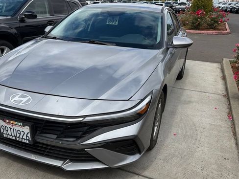 Used 2025 Hyundai Elantra SE FWD image 8