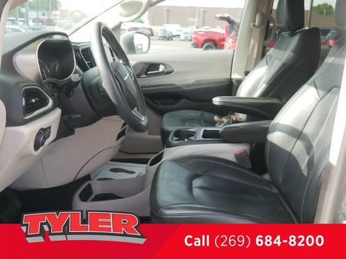 Used 2022 Chrysler Pacifica Touring-L FWD image 37