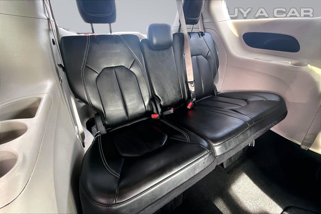 Used 2023 Chrysler Pacifica Touring-L FWD image 27