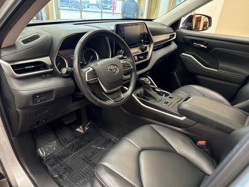 Used 2022 Toyota Highlander XLE image 28
