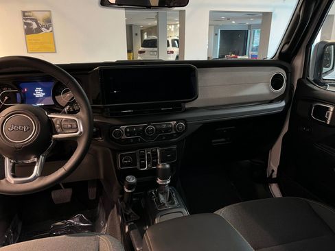 Used 2025 Jeep Wrangler Unlimited Sahara AWD/4WD image 35