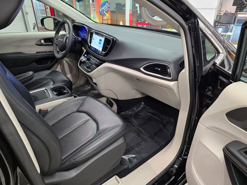 Certified 2024 Chrysler Pacifica Touring-L image 30