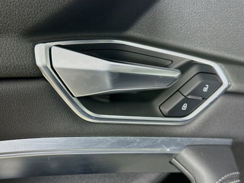 Used 2019 Audi e-tron Premium Plus image 18