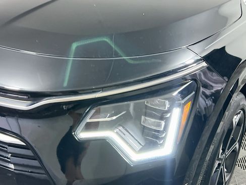 Used 2024 Kia Niro SX Touring FWD image 11