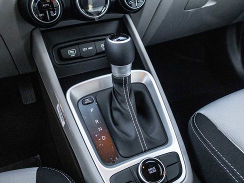 Used 2025 Hyundai Venue SEL image 24