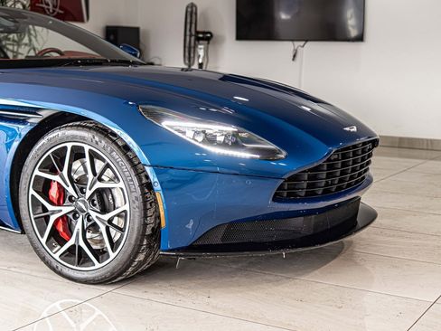 Used 2022 Aston Martin DB11 Volante image 3