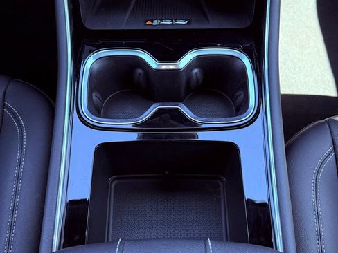 Used 2025 Chevrolet Traverse LT image 23