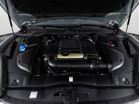 Used 2018 Porsche Cayenne Platinum Edition w/ Premium Package image 42